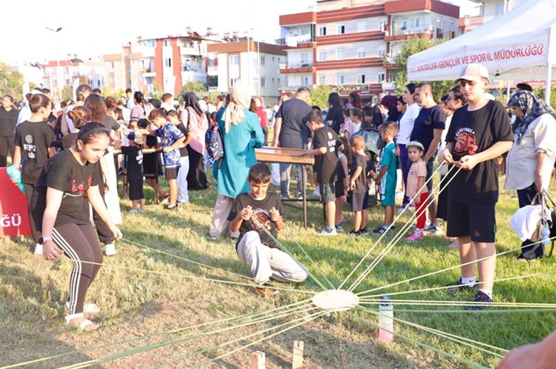 'Spor Her Yerde Kepez  Şenliğinde' Anneler, Babalar Çocuklarıyla Spor Yaptı   